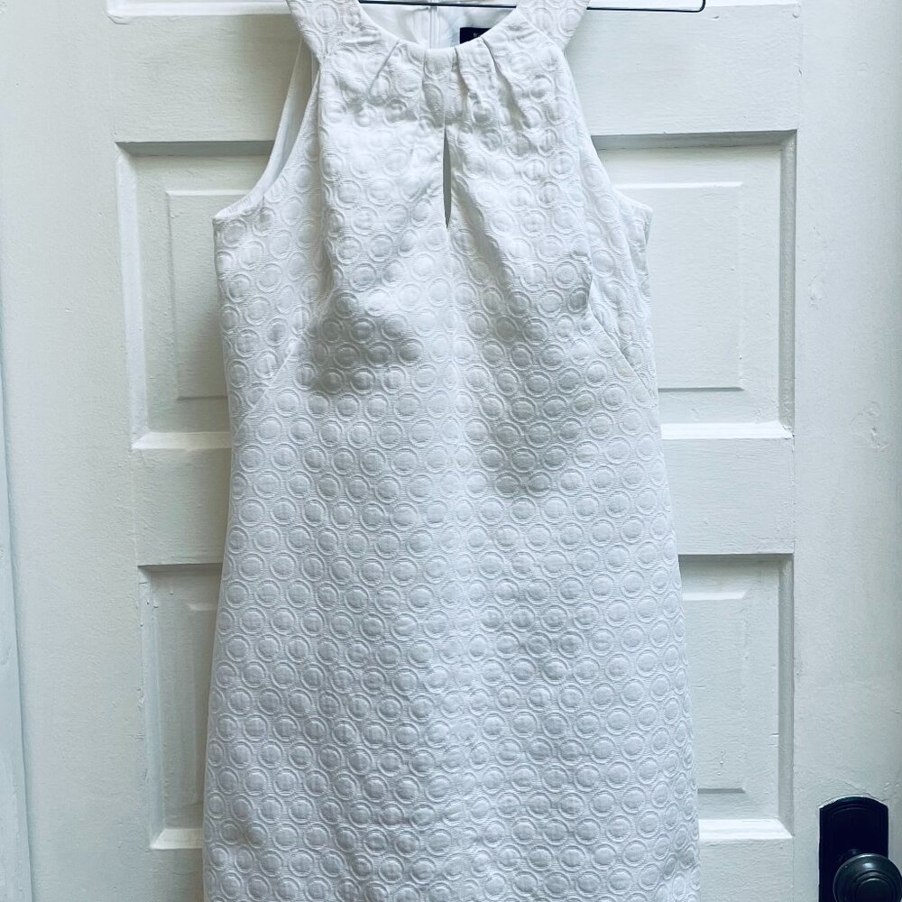White House Black Market White (WHBM) Textured Shift Dress – Size 6 (NWOT)